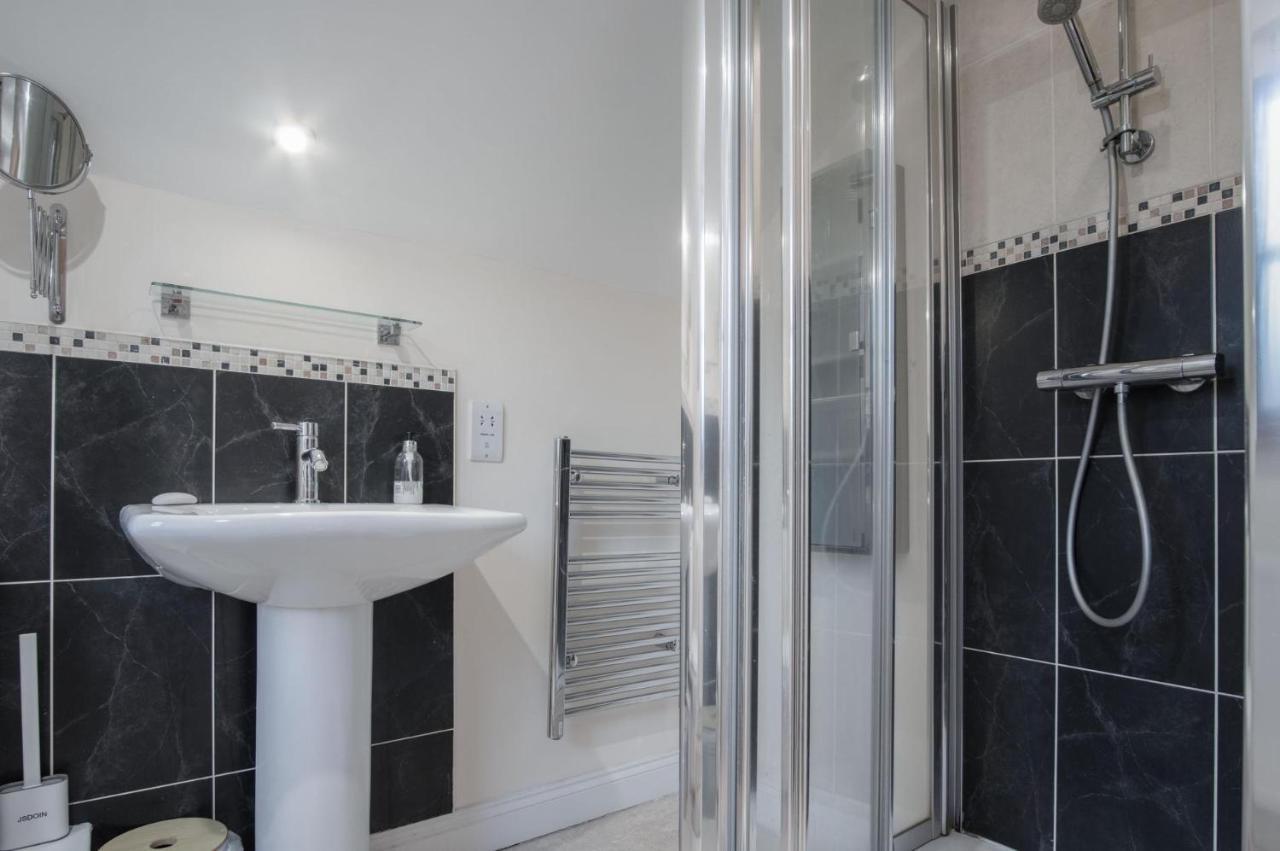 Llais Afon - 3 Bedroom Holiday Home - Фишгард Экстерьер фото